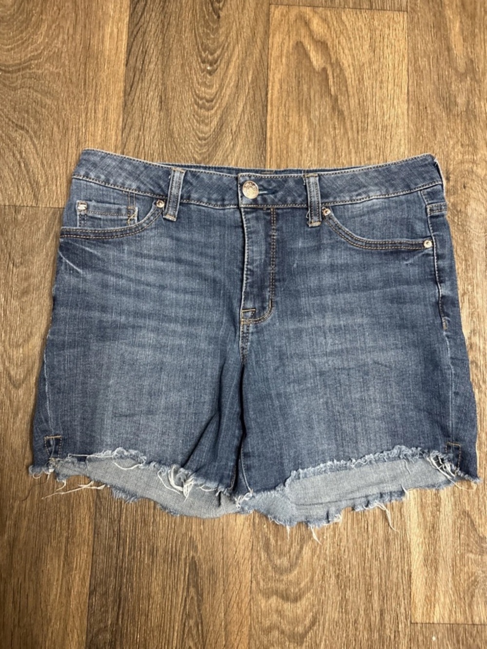 Seven7 Women's Shorts Stretch Weekend Short Size 10 Frayed Hem.